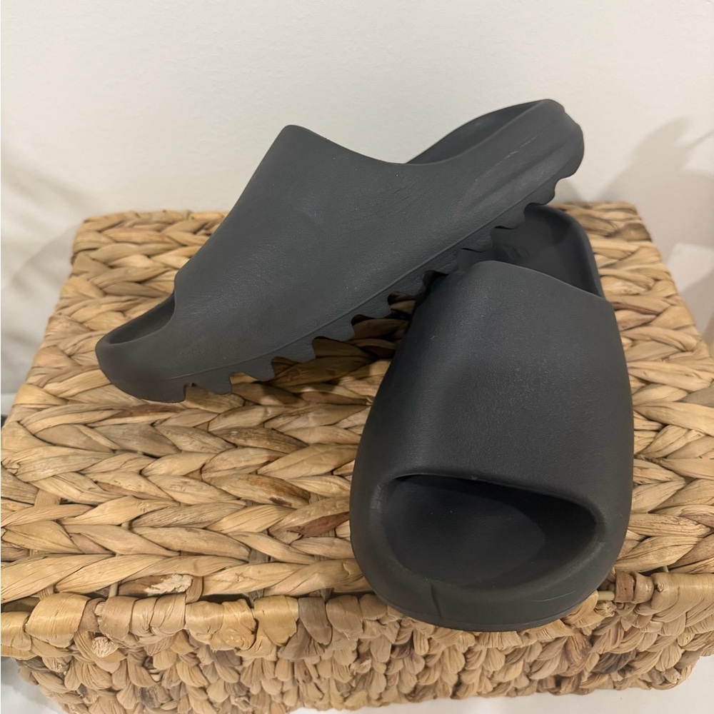 YEEZY YS-01 Black Slides
